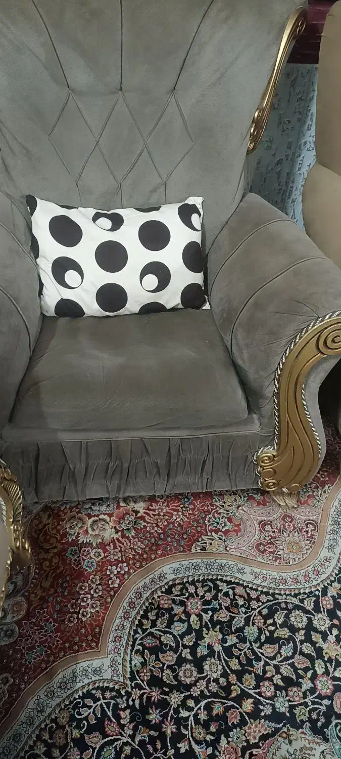 فروش مبل ویک فرش ۱۲متری پشمی قدیمی|فرش|بیرجند, |دیوار