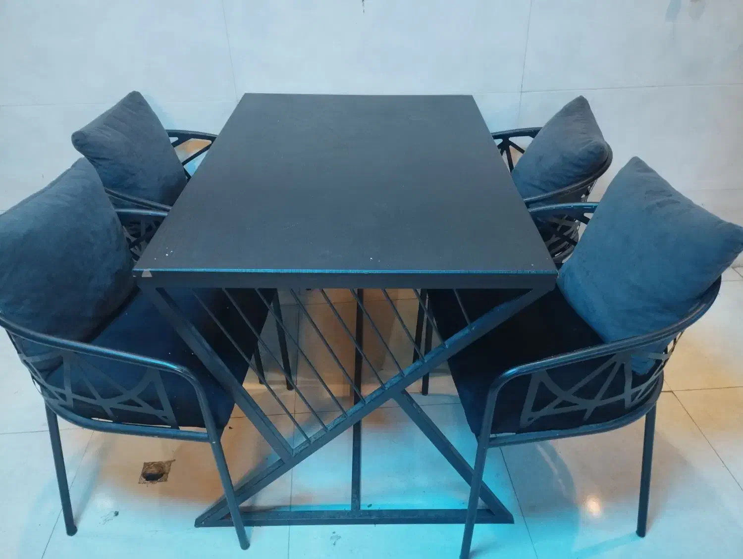 18عدد صندلی و 5عدد میز فلزی مشکی در حد نو|میز و صندلی غذاخوری|بروجرد, |دیوار