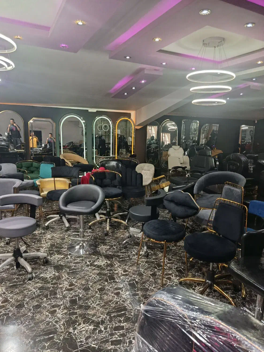 تجهیزات آرایشگاهی|آرایشگاه و سالن‌های زیبایی|همدان, |دیوار