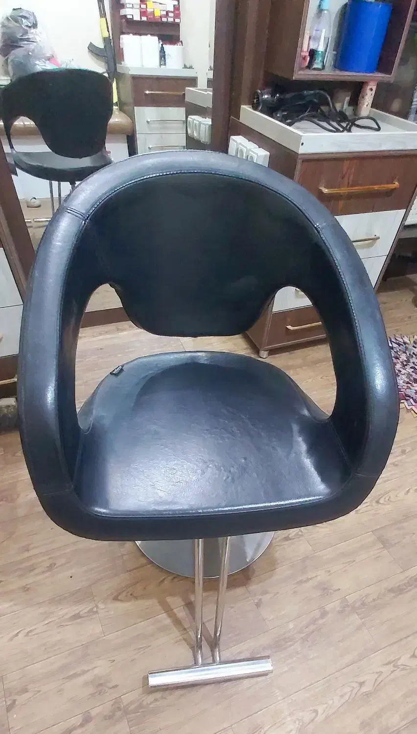 دکور آرایشگاه اصلاح سرشور صندلی میکاپ آرایشی|آرایشگاه و سالن‌های زیبایی|اصفهان, شهرستان|دیوار