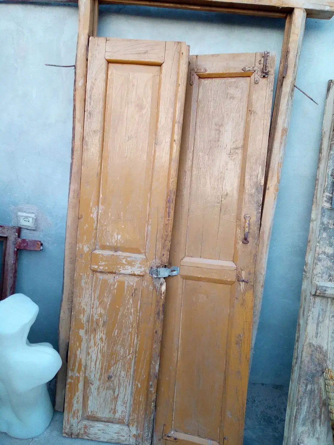 درب چوبی نوستالژی|کلکسیون اشیاء عتیقه|نیشابور, کلاغان|دیوار