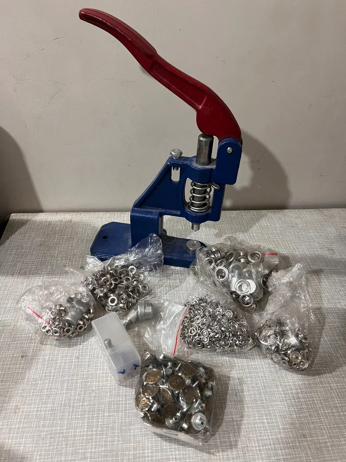 دکمه زن با هولدر|لوازم خیاطی و بافتنی|پردیس, فاز ۳|دیوار