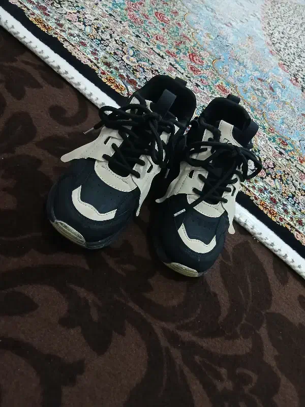 کتونی مشکی حاشیه های کرم|کیف، کفش، کمربند|اقبالیه, |دیوار