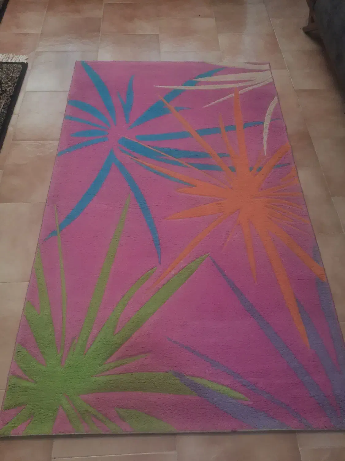 فرش صورتی شاد|فرش|پردیس, فاز ۳|دیوار