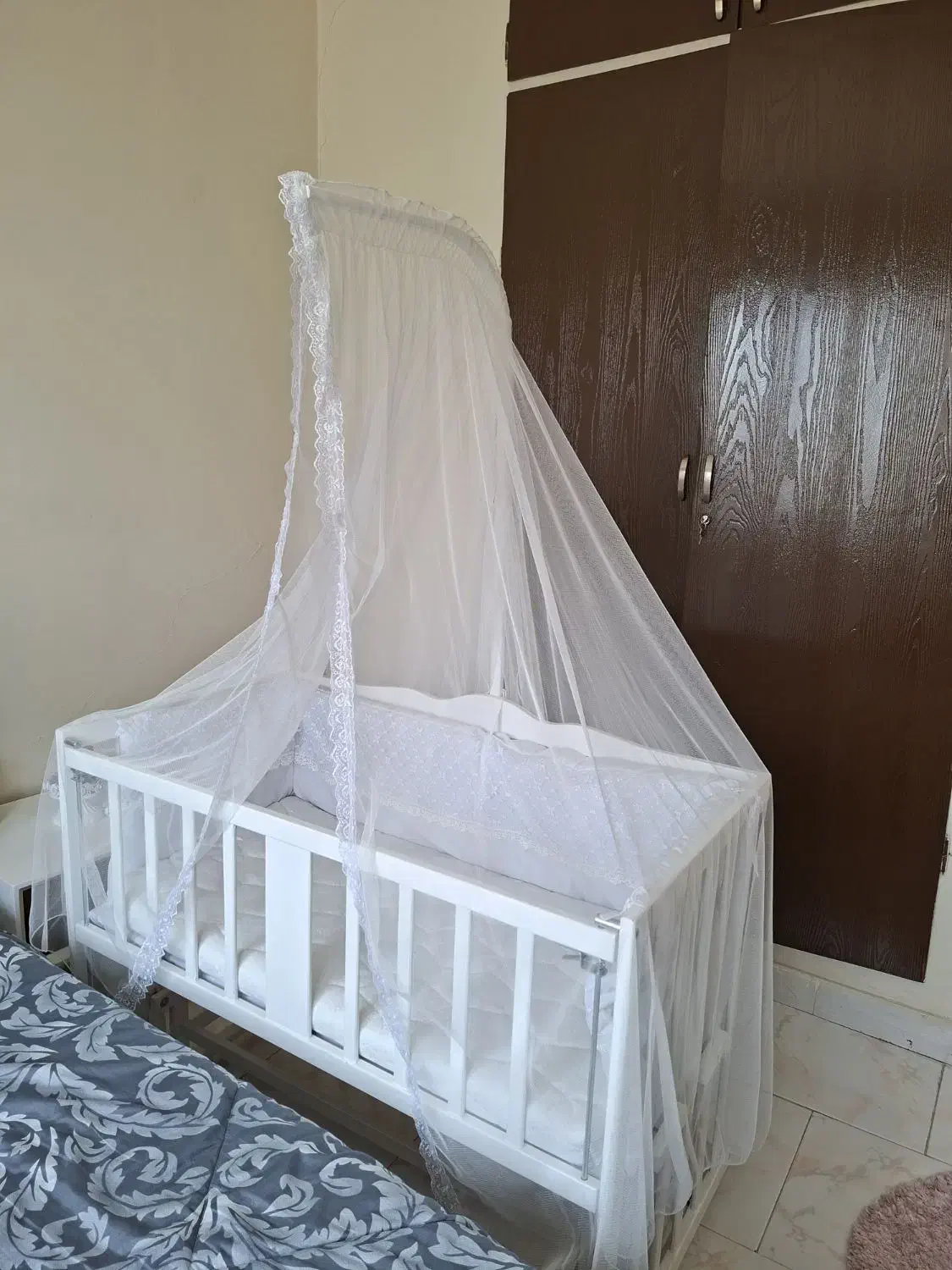 تخت کنار مادر نوزاد|تخت و صندلی بچه|هشتگرد, فاز ۳ مهستان|دیوار