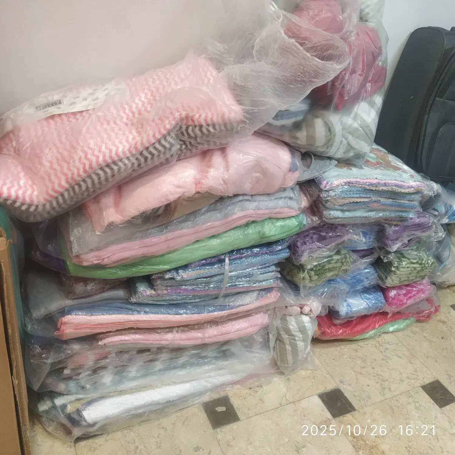 مقداری حوله لباسی و حمام ودست وصورت|سفره، حوله، دستمال آشپزخانه|بروجرد, |دیوار