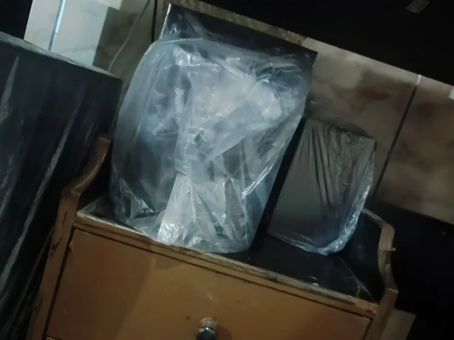 یک‌عدد‌کامپیوتر‌موجود‌است‌هر‌کس‌که‌خواست‌پیام‌بده|رایانه رومیزی|زابل, |دیوار