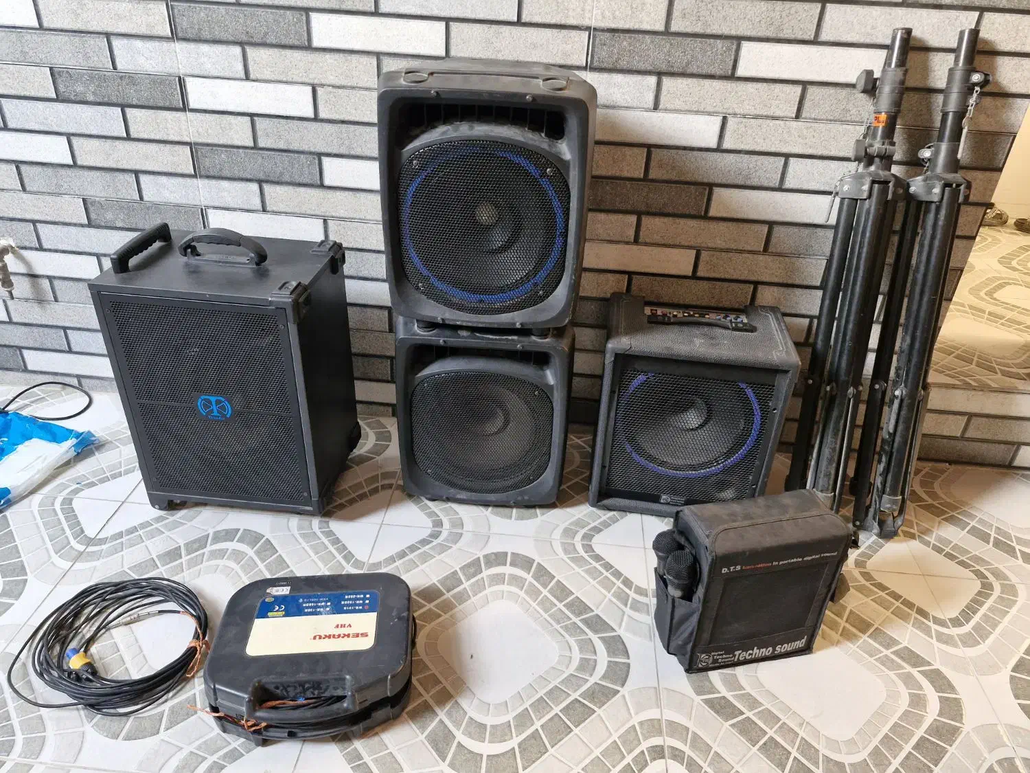 تعدادی باند و آمپلی فایر و میکروفون و پایه|صوتی و تصویری|درگهان, |دیوار