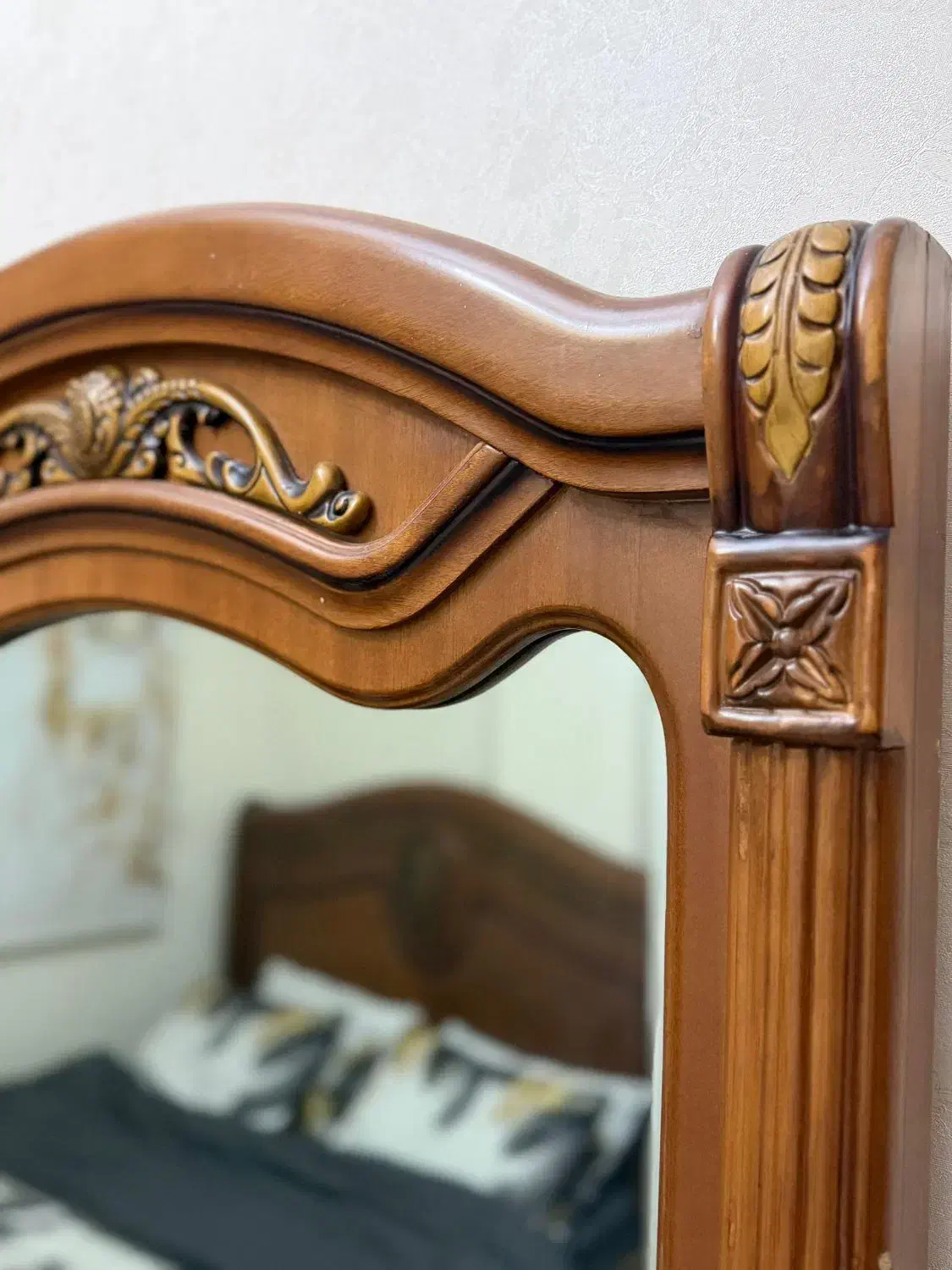 سرویس تخت خواب دو نفره همراه میز آرایش|تخت و سرویس خواب|اندیشه, اندیشه فاز ۱|دیوار