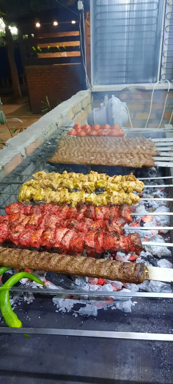 به یک خانم یا اقای سالن کار و گارسون نیازمندیم|استخدام خدمات فروشگاه و رستوران|قدس, زرنان بالا|دیوار