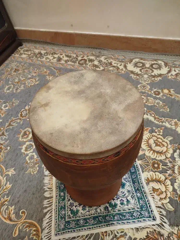 تمبک پوست شتر|سازهای سنتی|دهلران, |دیوار