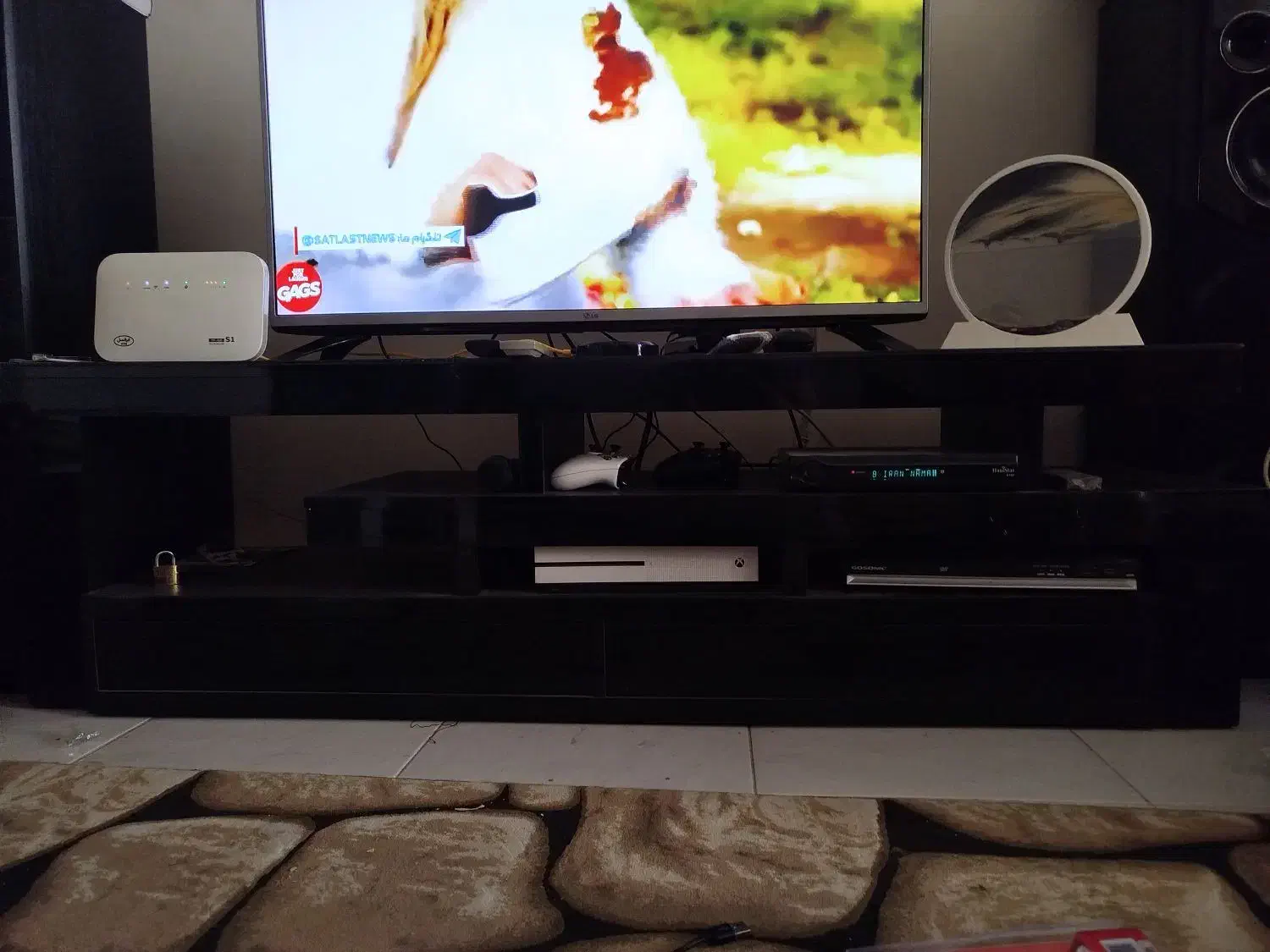 تلویزیون پاناسونیک اصل و میز ال سی دی و میز۶ نفره|تلویزیون و پروژکتور|شیراز, فرگاز|دیوار