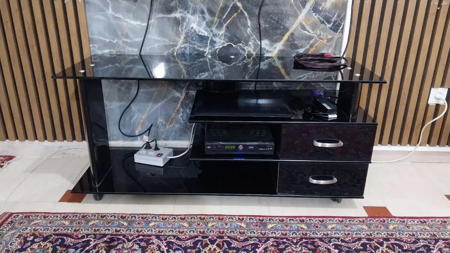 میز تلویزیون|میز تلویزیون|پرند, فاز ۲|دیوار