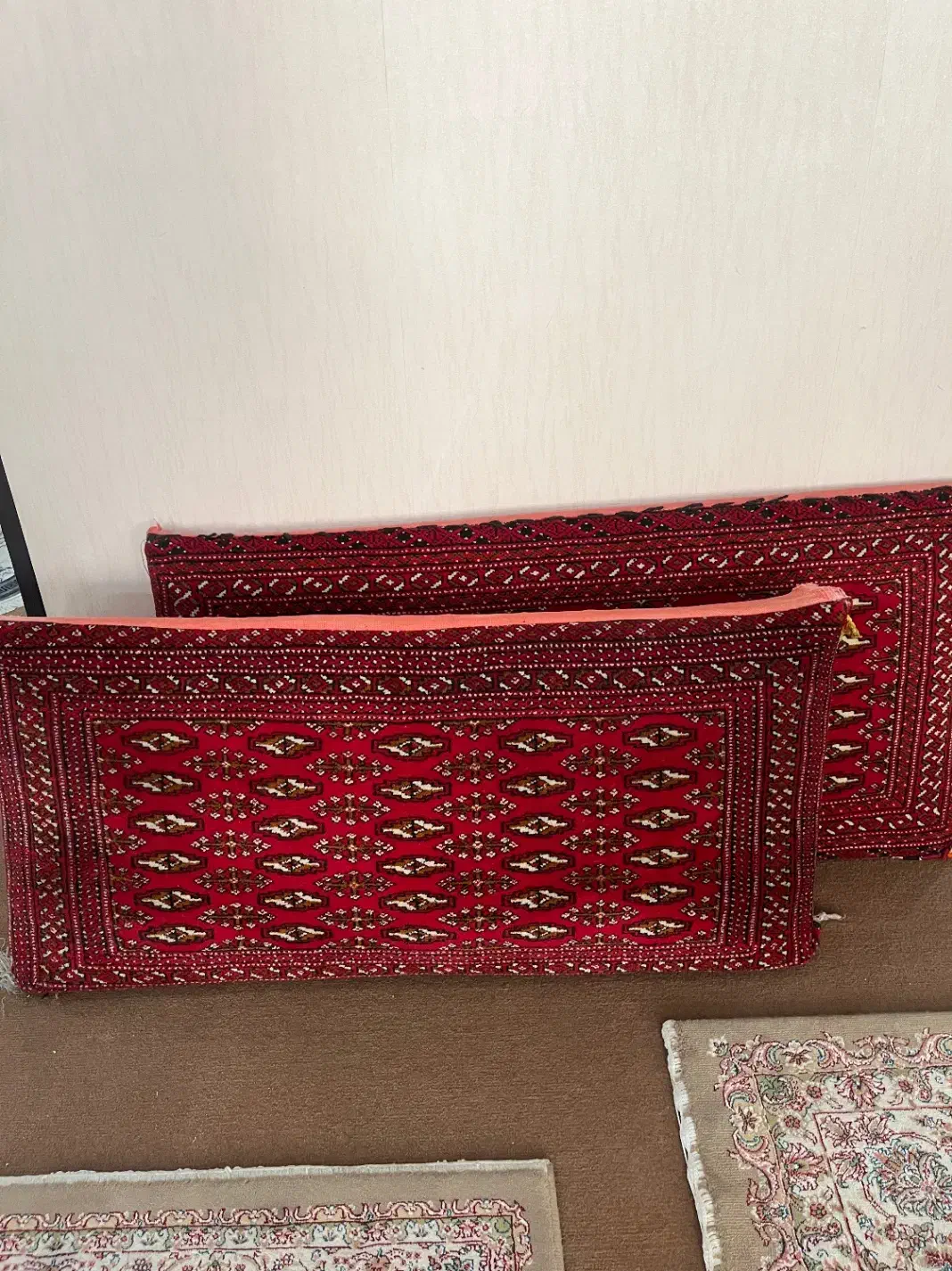 پشتی دستبافت|پشتی|کرج, بنیاد|دیوار