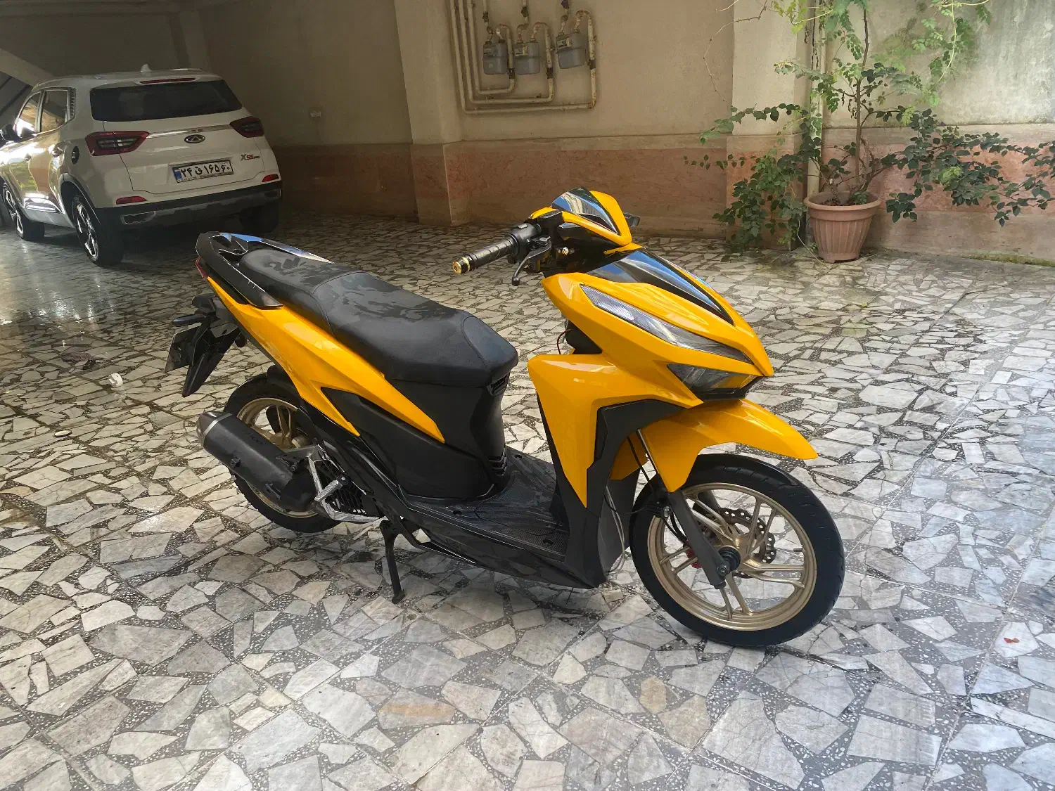 کلیک زرد انبه ای|موتورسیکلت|رشت, پل تالشان|دیوار