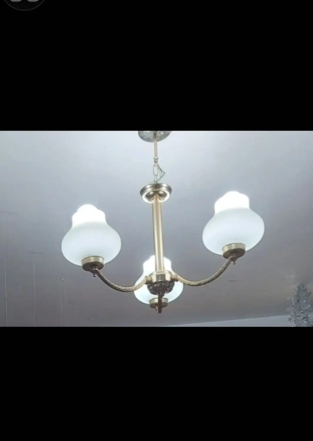 لوستر سه شاخه طلایی|لوستر و چراغ آویز|اهواز, کوی باهنر|دیوار