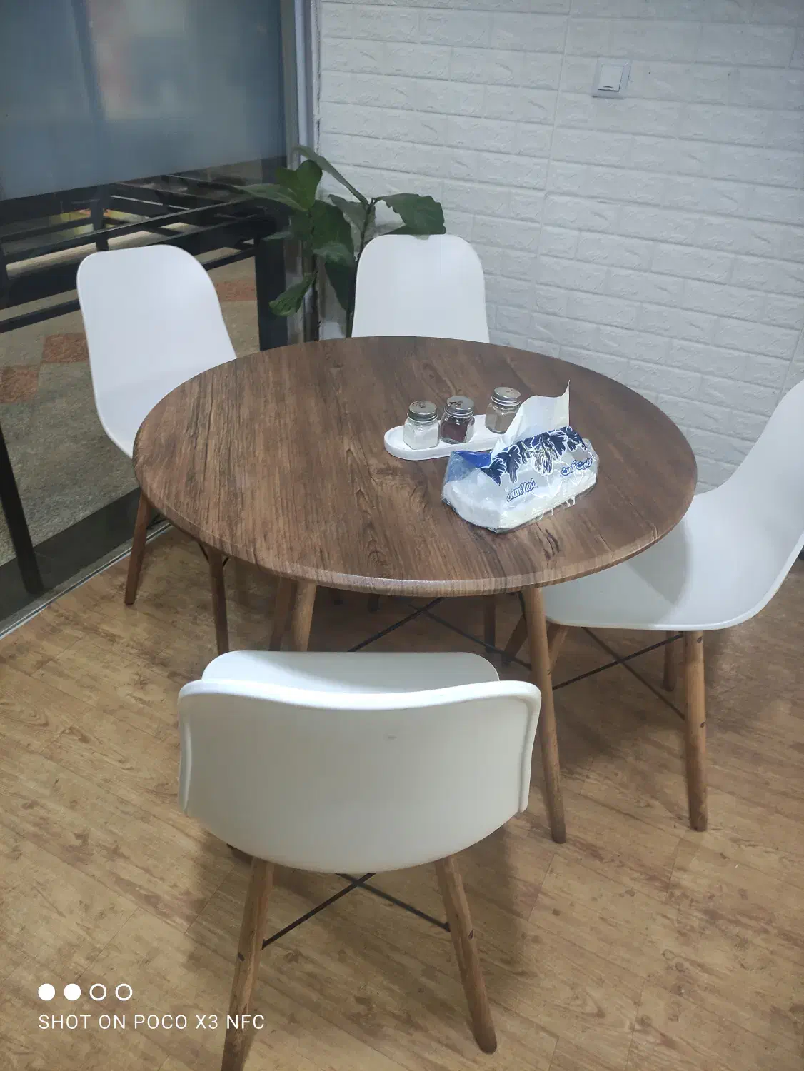 میز و صندلی|کافی‌شاپ و رستوران|رشت, گیل|دیوار