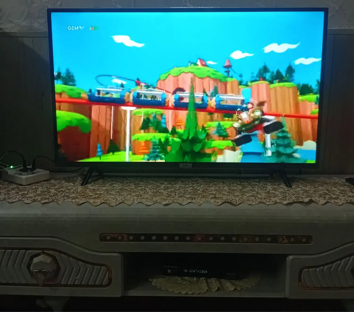 تلوزیون ال ایی دی ۴۳ اینج باصفحه ی محافظ درحدآک|تلویزیون و پروژکتور|کاشان, غربت|دیوار