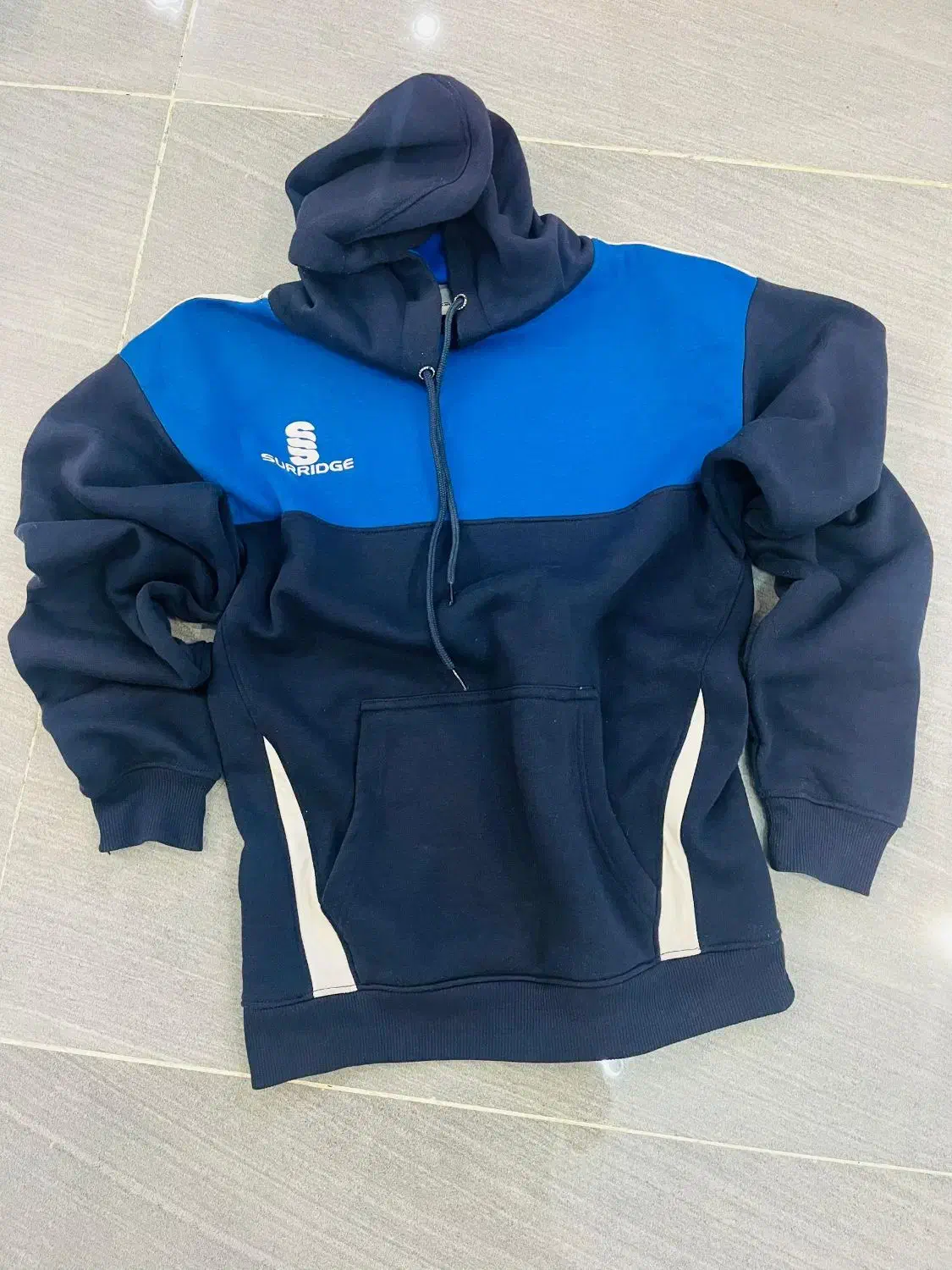 لباس در حد نو|لباس|شاهینشهر, فدک|دیوار