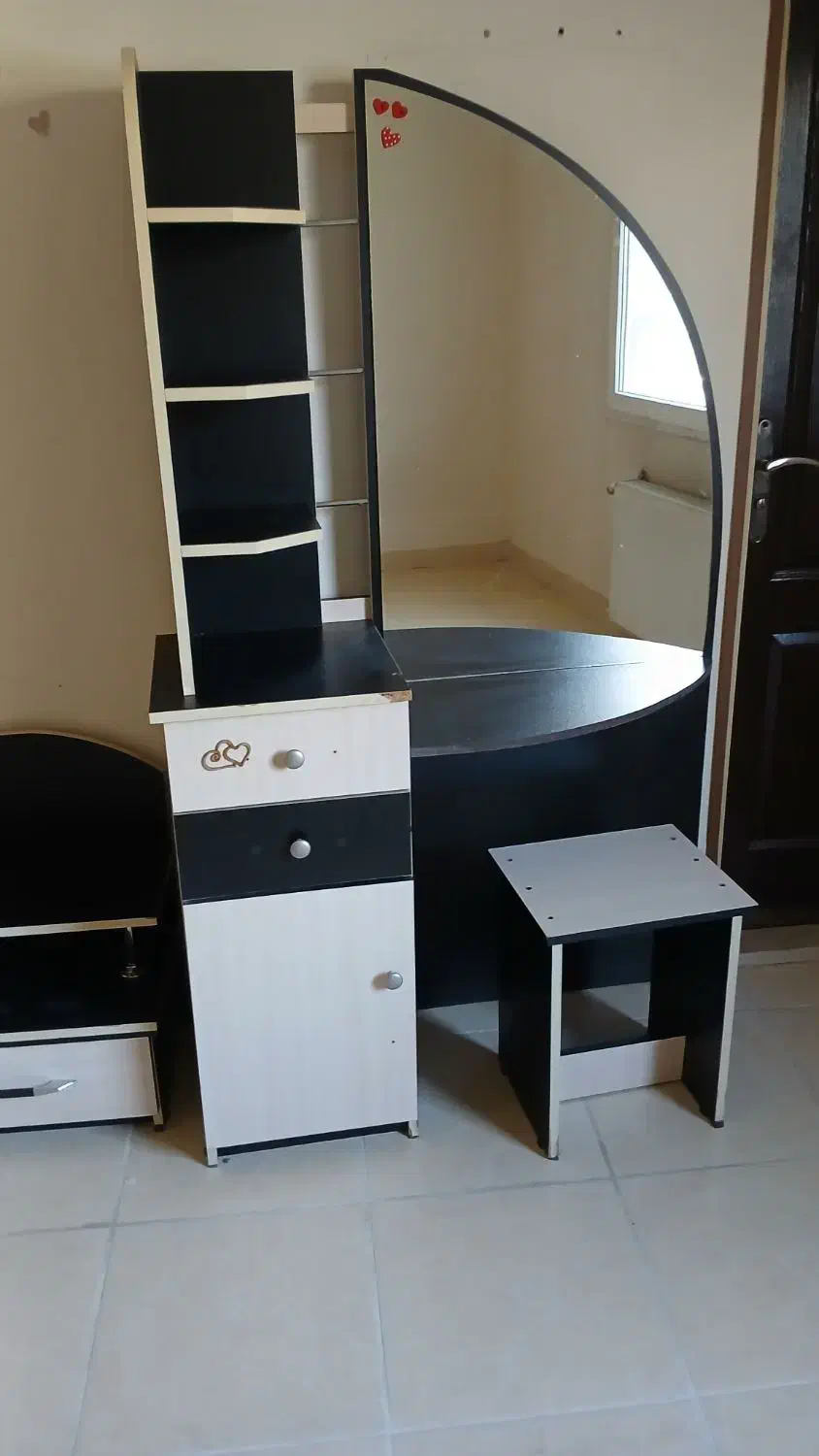 میزآرایش و دوعدد کمد کوچک|جاکفشی، کمد، دراور|پرند, فاز ۳|دیوار