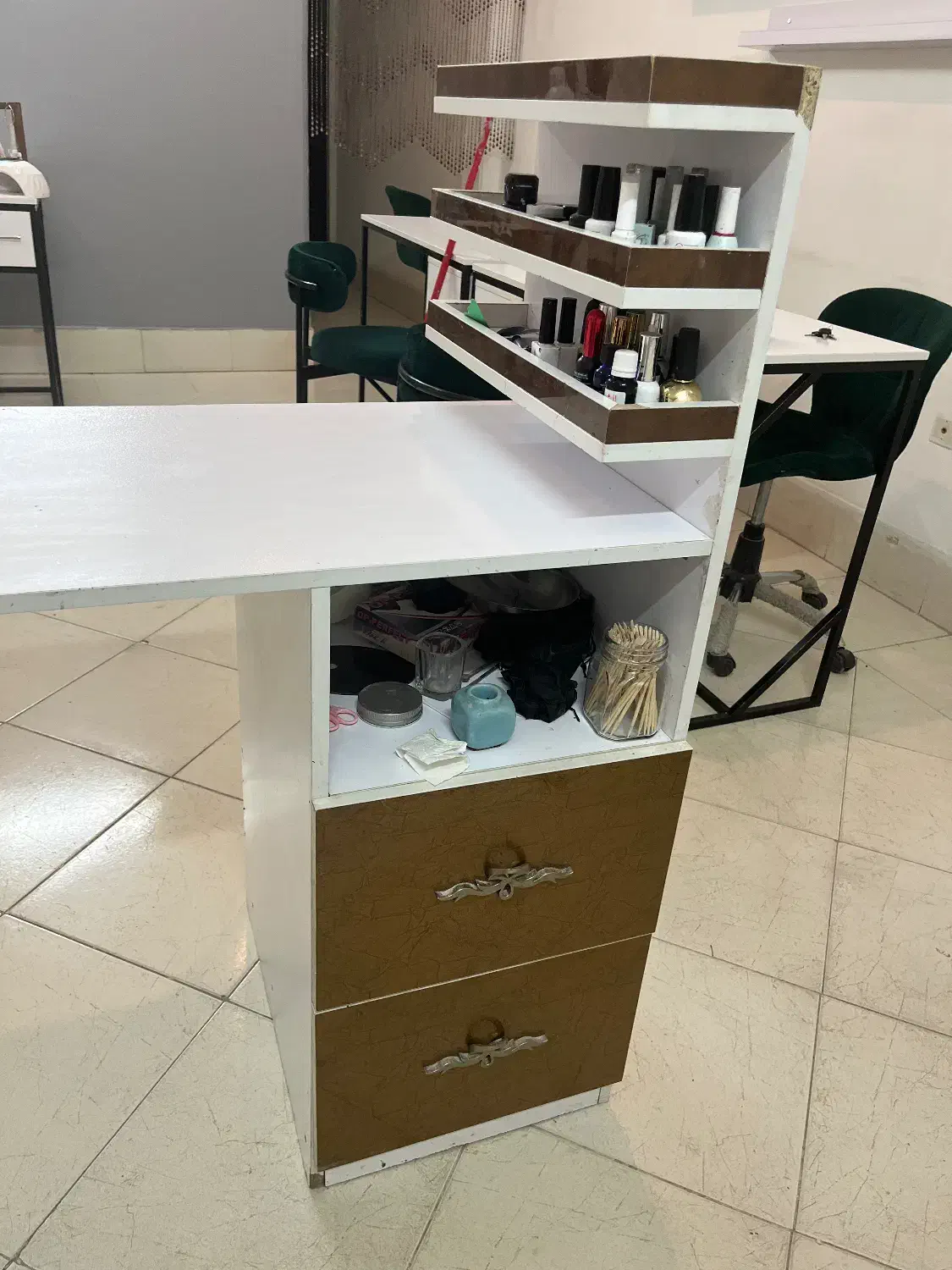 میز کاشت ناخن|آرایشگاه و سالن‌های زیبایی|یزد, |دیوار