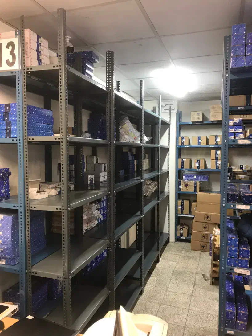 حراج شلف و پایه قفسه تمیز|کتابخانه، شلف، قفسههای دیواری|تهران, شهرک استقلال|دیوار