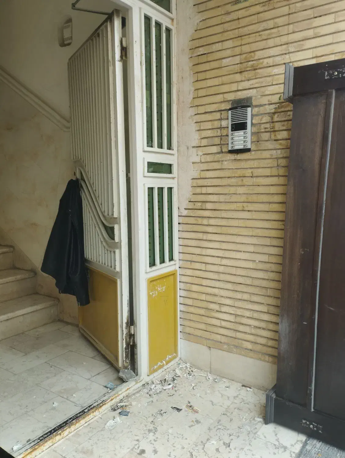 پاک کردن برچسب های روی درو دیوارمنزل|خدمات نظافت|اراک, |دیوار