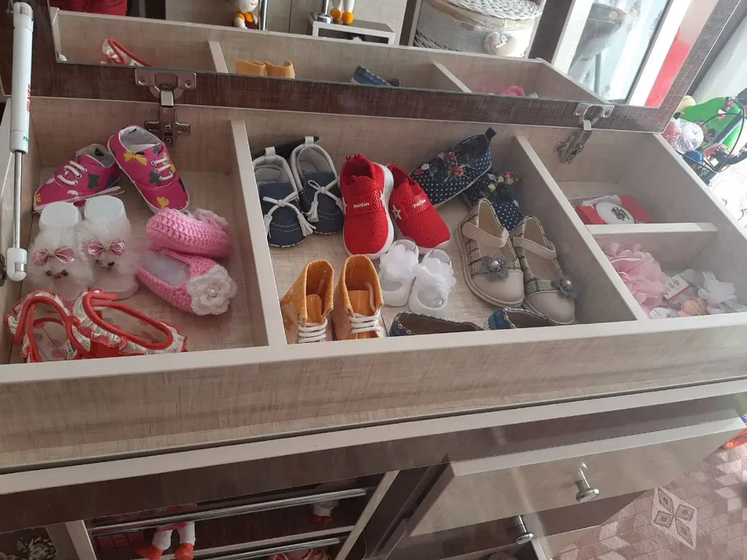 تخت و کمد و ویترین و گهواره|اسباب و اثاث بچه|خمینی‌شهر, |دیوار