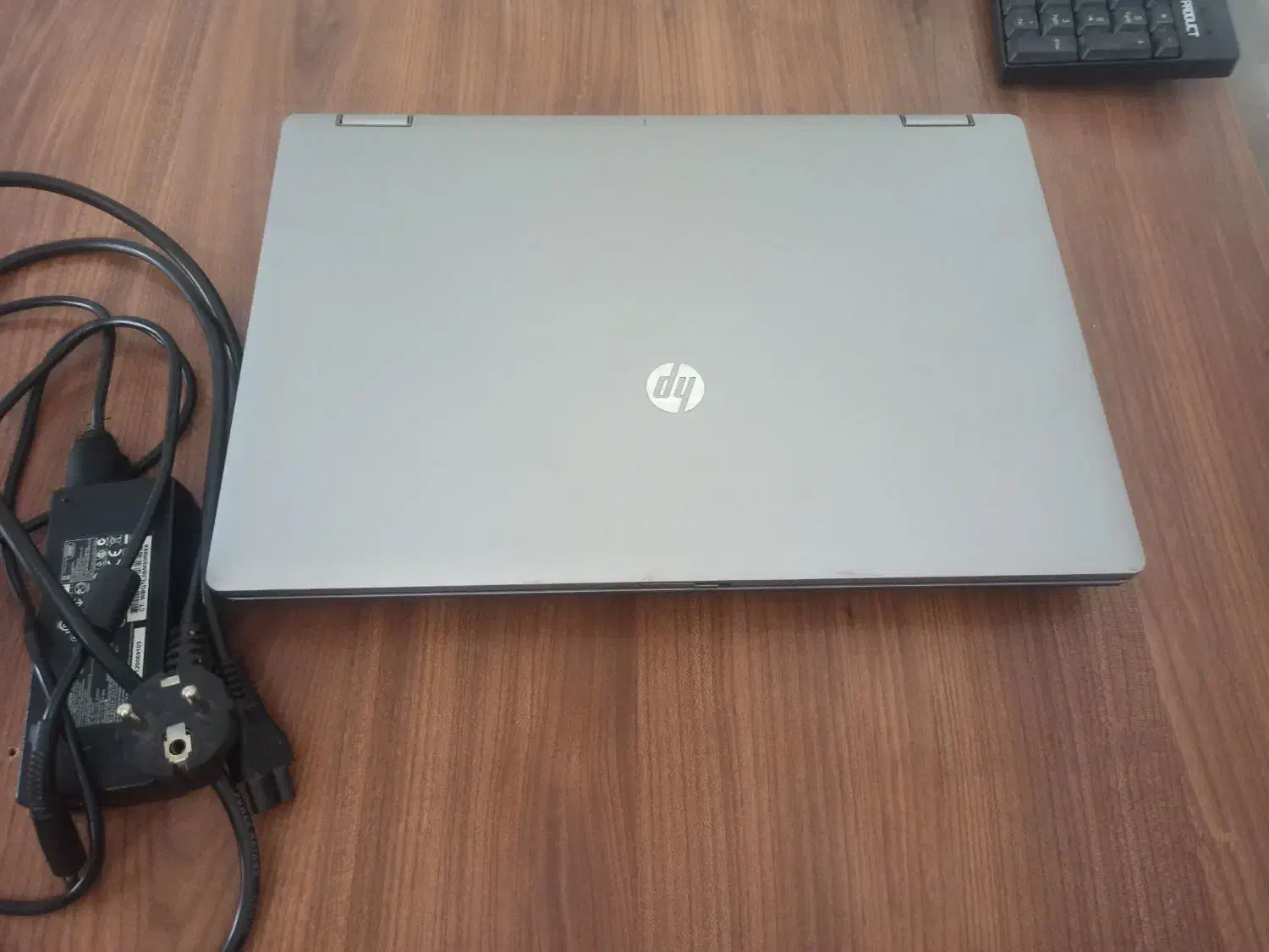 لپ تاپ با میز|رایانه همراه|برخوار, |دیوار