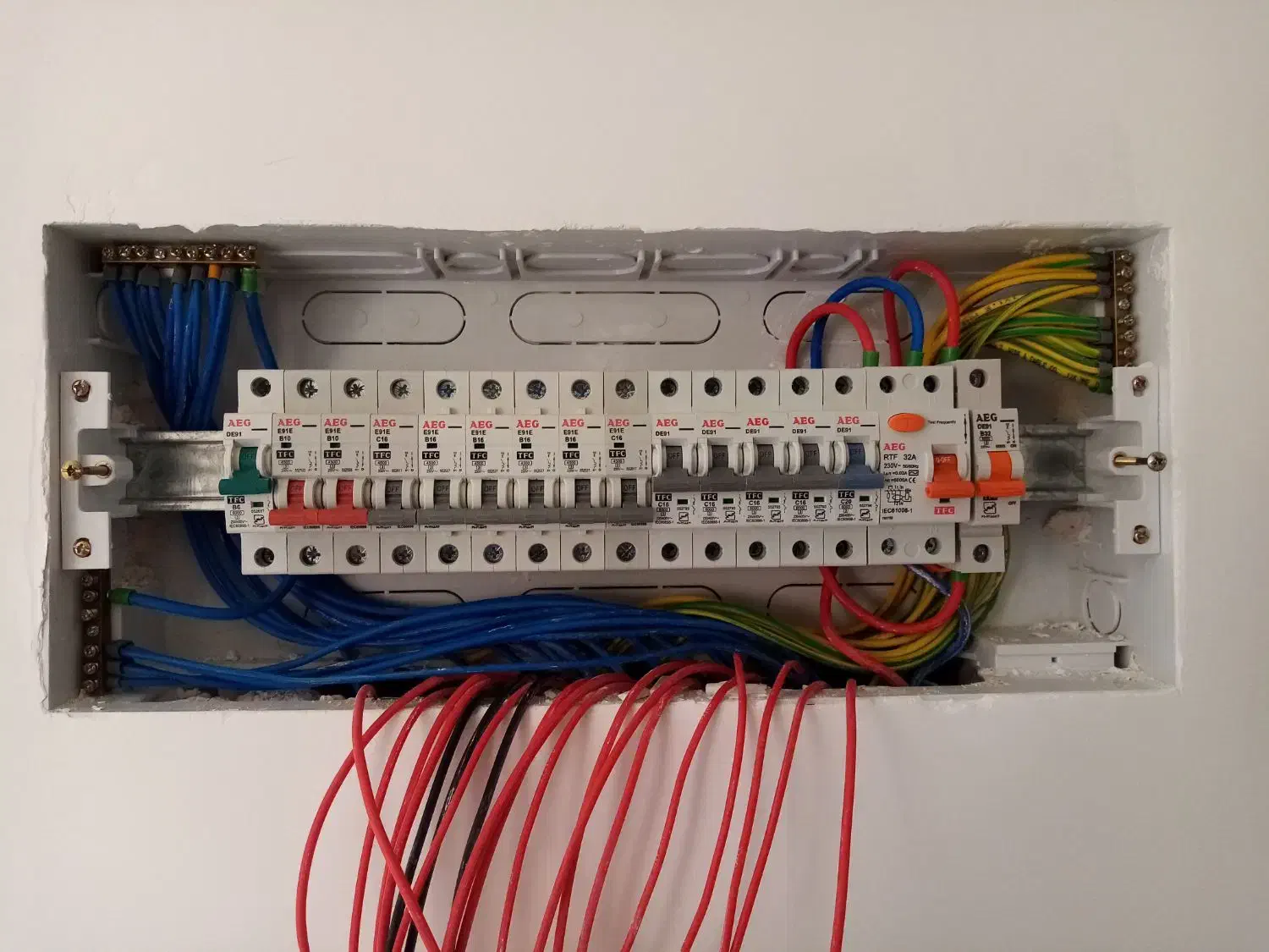 انجام برقکشی و رفع اتصالی و خورده کاری|خدمات پیشه و مهارت|قم, هنرستان|دیوار