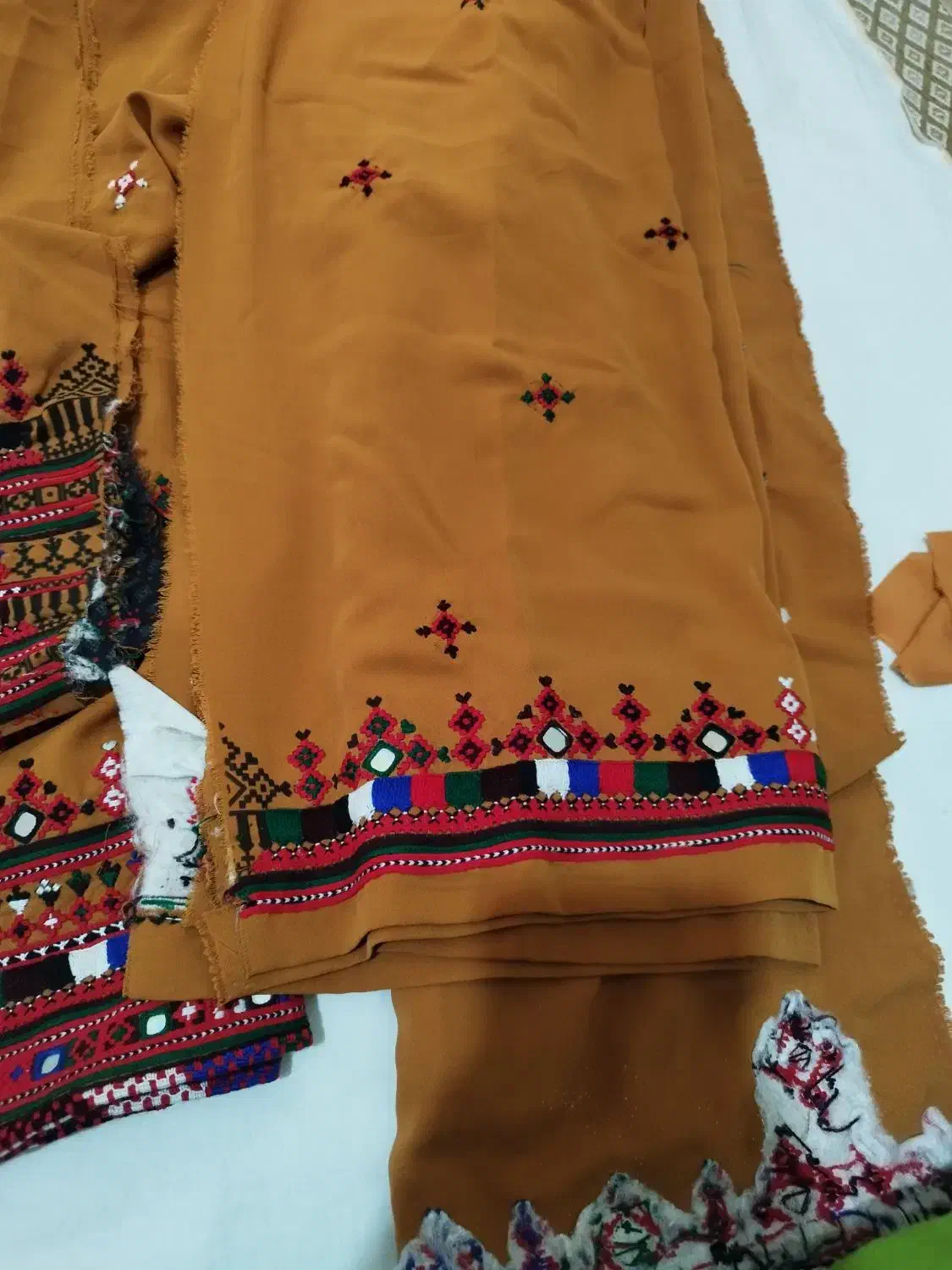 فروشیدوختتمیز.صاف|لباس|بمپور, |دیوار