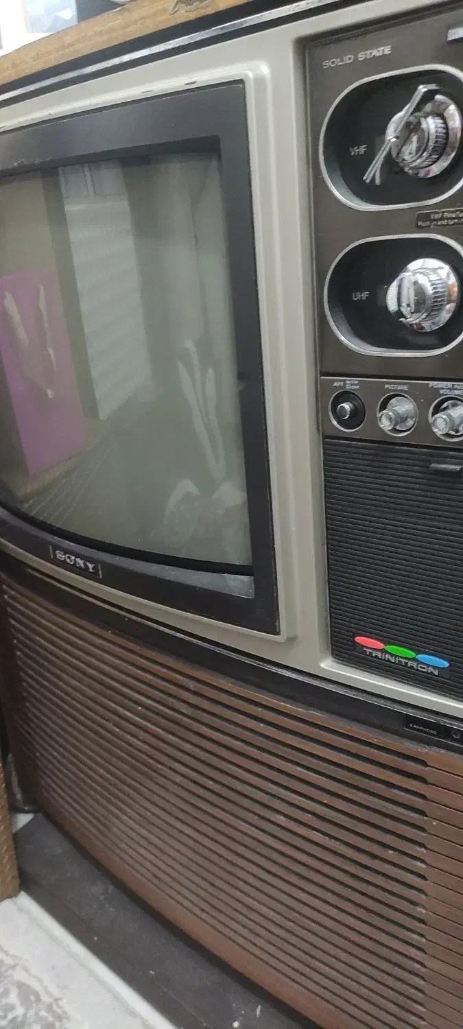 تلویزیون و ترازوی قدیمی|کلکسیون اشیاء عتیقه|ملارد, |دیوار