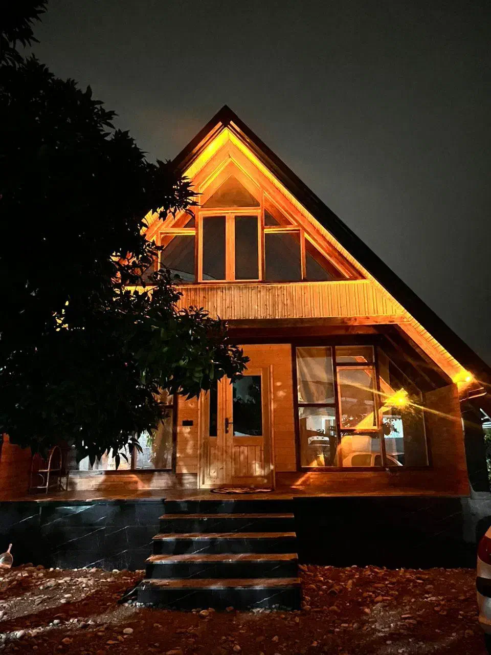 کلبه دوخوابه عاشوری تمام چوبی بانمای زیبا|اجارهٔ کوتاه‌مدت ویلا و باغ|رامسر, |دیوار