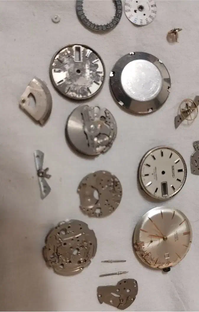 تعدادی قطعات ساعت یکجا حضوری|کلکسیون و سرگرمی|تهران, مجیدآباد|دیوار