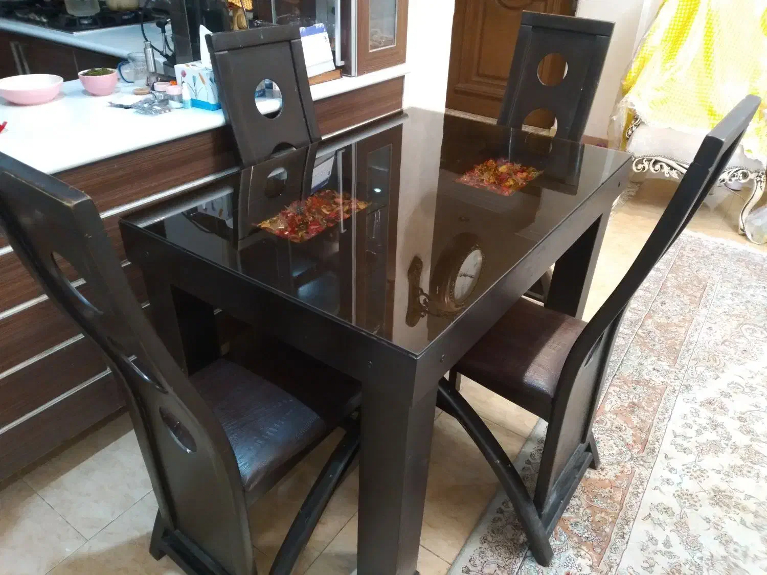 میز ناهارخوری ۴ نفره تمیز و سالم|میز و صندلی غذاخوری|رشت, ساغری سازان|دیوار