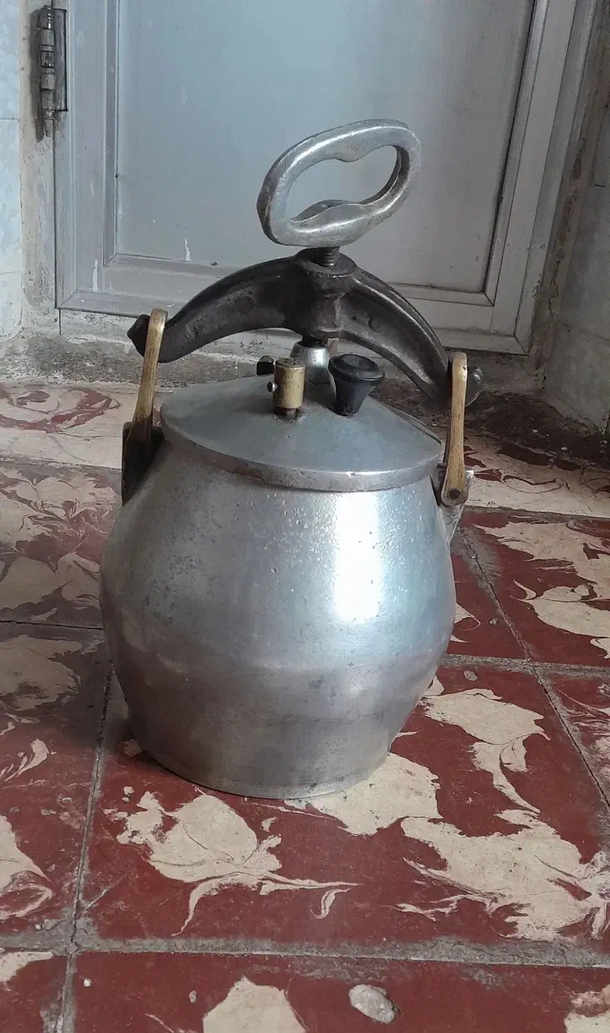 زود پز قدیمی|ظروف پخت‌وپز|سقز, |دیوار