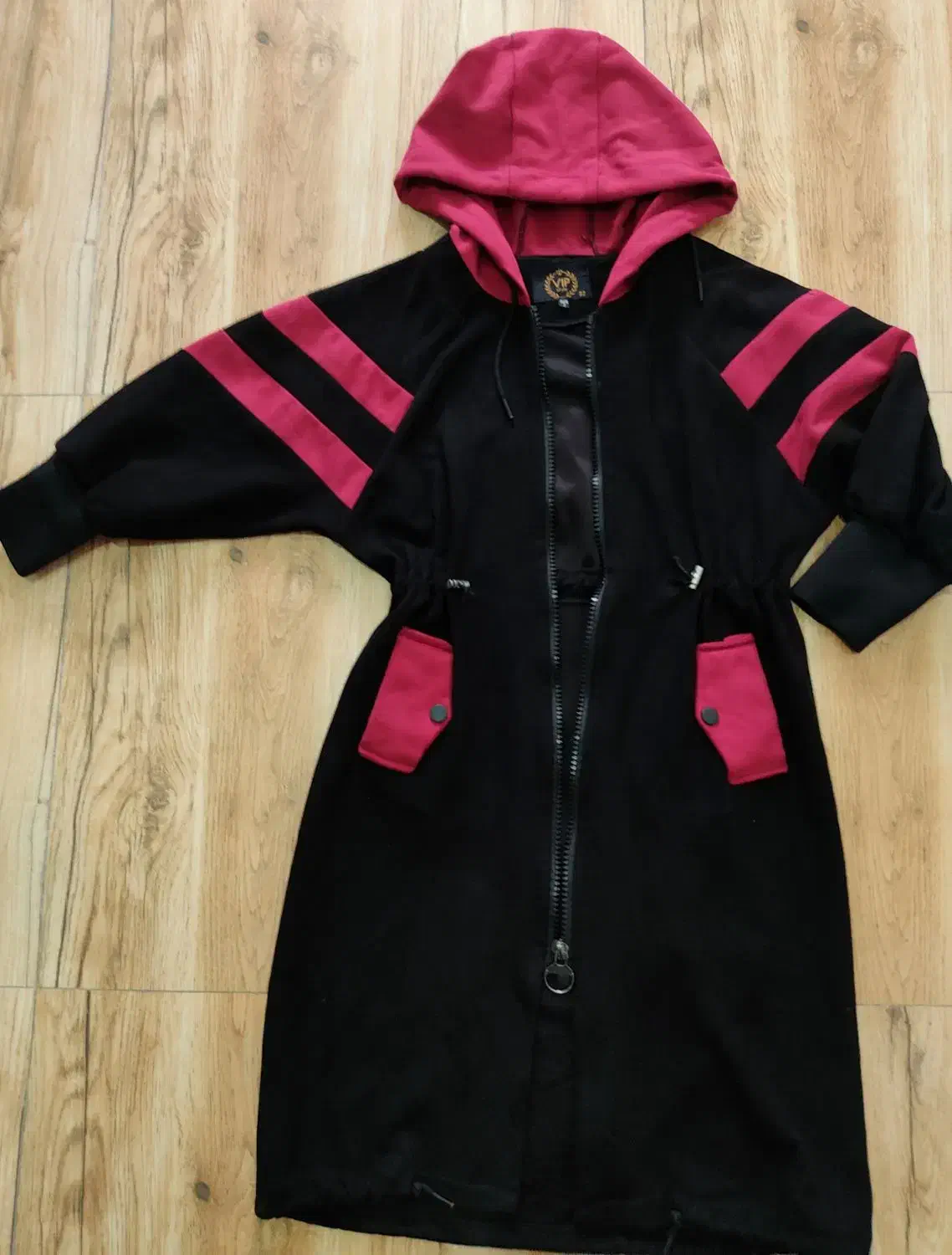 تعدادی پالتوبارانی و مانتو|لباس|میانه, |دیوار