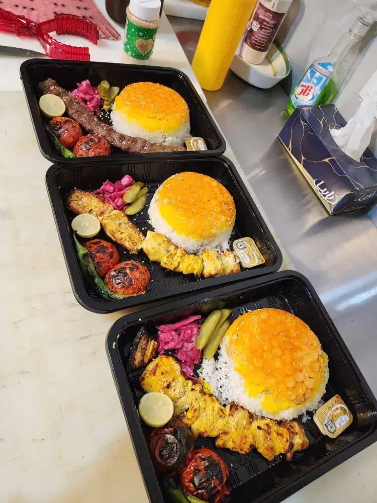 استخدام همکار پرانرژی در رستوران روژین|استخدام خدمات فروشگاه و رستوران|هشتگرد, فاز ۱ مهستان|دیوار