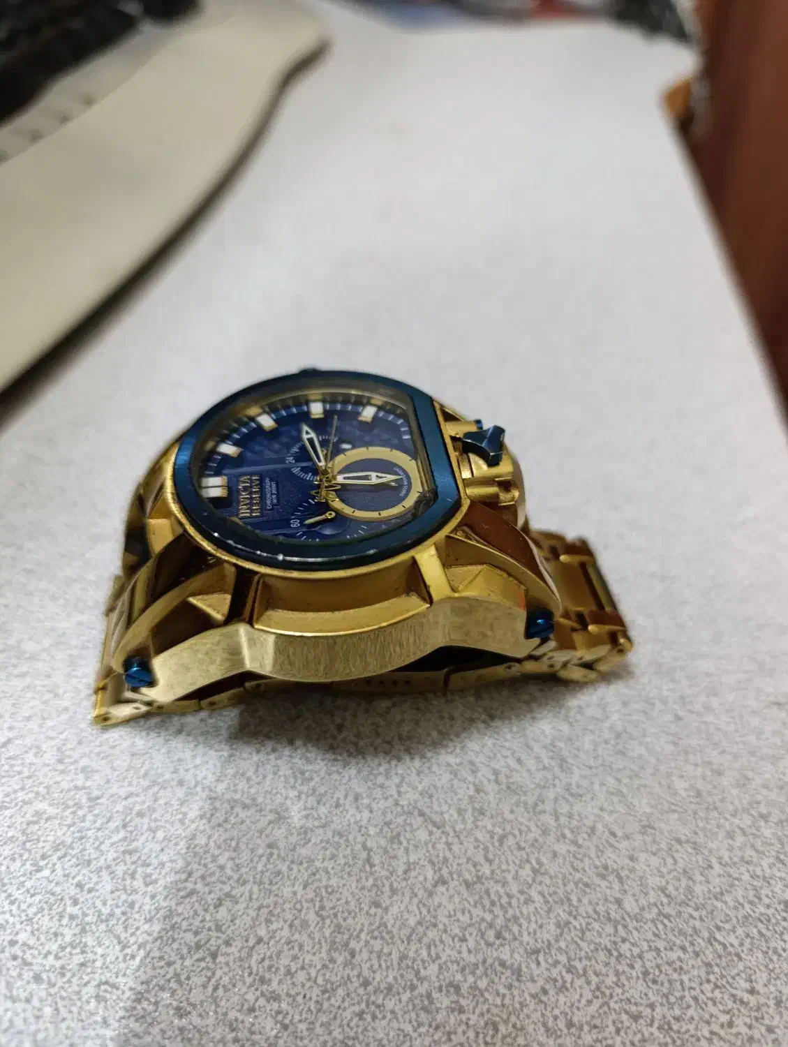 ساعت سوئیسی|ساعت|ری, شهادت|دیوار