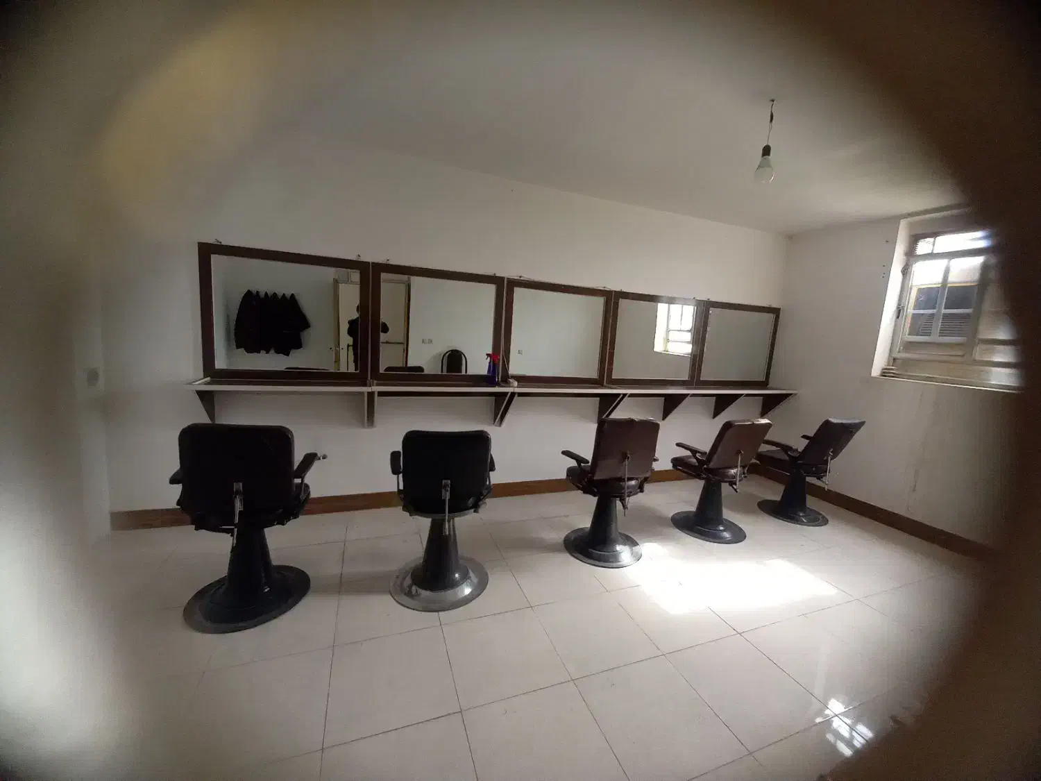 سه عددمیز وآینه تکی ،دوتامیزچسبیده بهم وآینه جدا،|آرایشگاه و سالن‌های زیبایی|کوه چنار, |دیوار