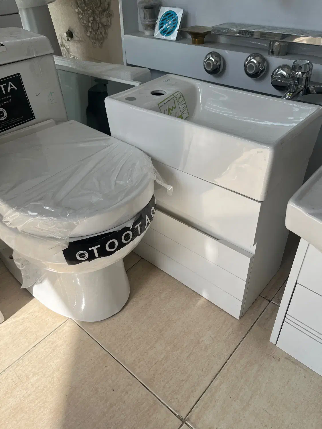 توالت فرنگی،کاسه توالت،روشویی کابینتی،اینه باکس و.|لوازم سرویس بهداشتی|بجنورد, |دیوار