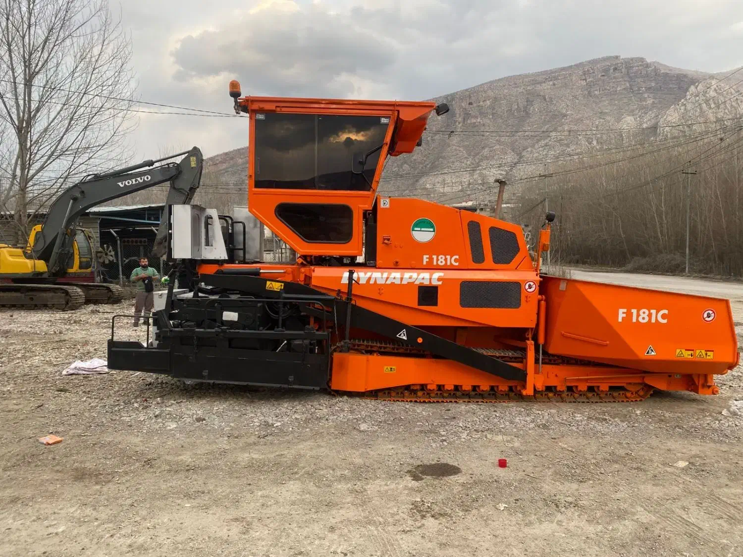 وسایل فینیشر آسفالت ، لودر ، تریلی|ماشین‌آلات صنعتی|سردشت, |دیوار