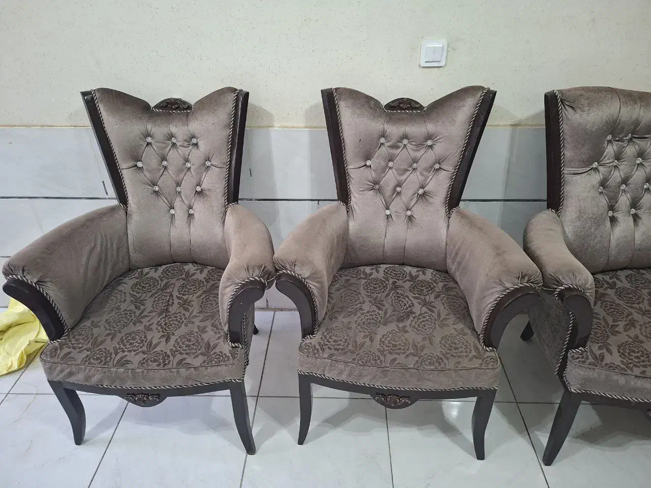 یک دست مبل سلطنتی تمیز فروش فوری|مبلمان خانگی و میز عسلی|شهرکرد, |دیوار