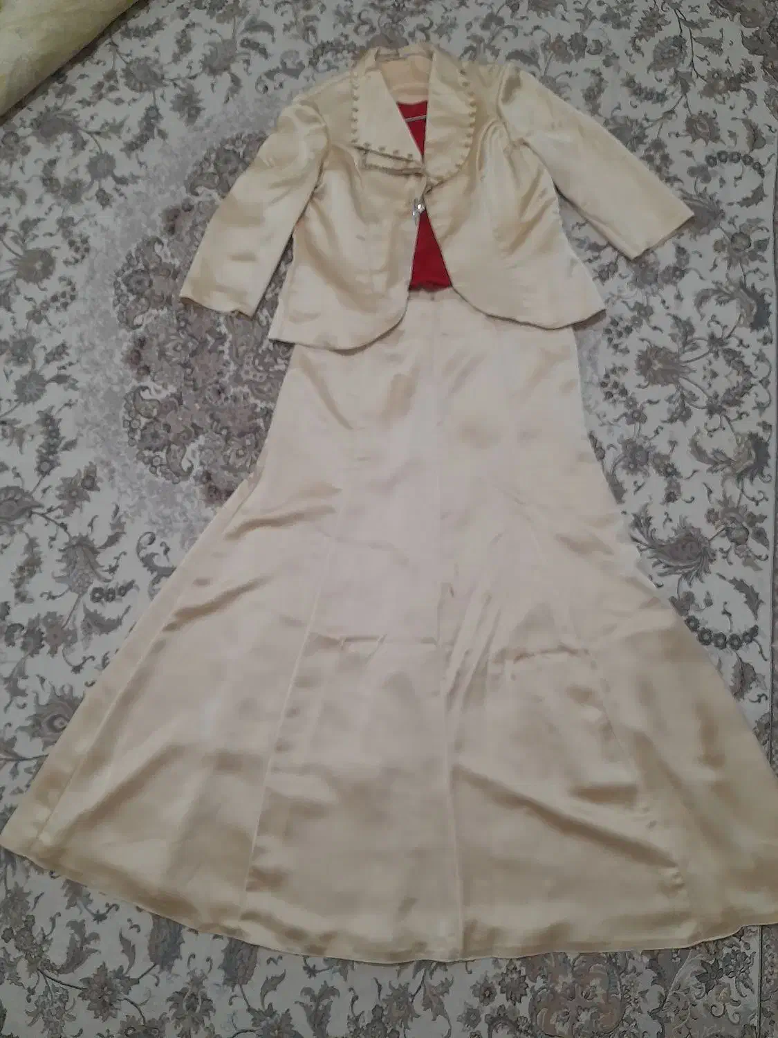 دو عدد کت دامن هدیه داده میشود|لباس|مهاجران, |دیوار