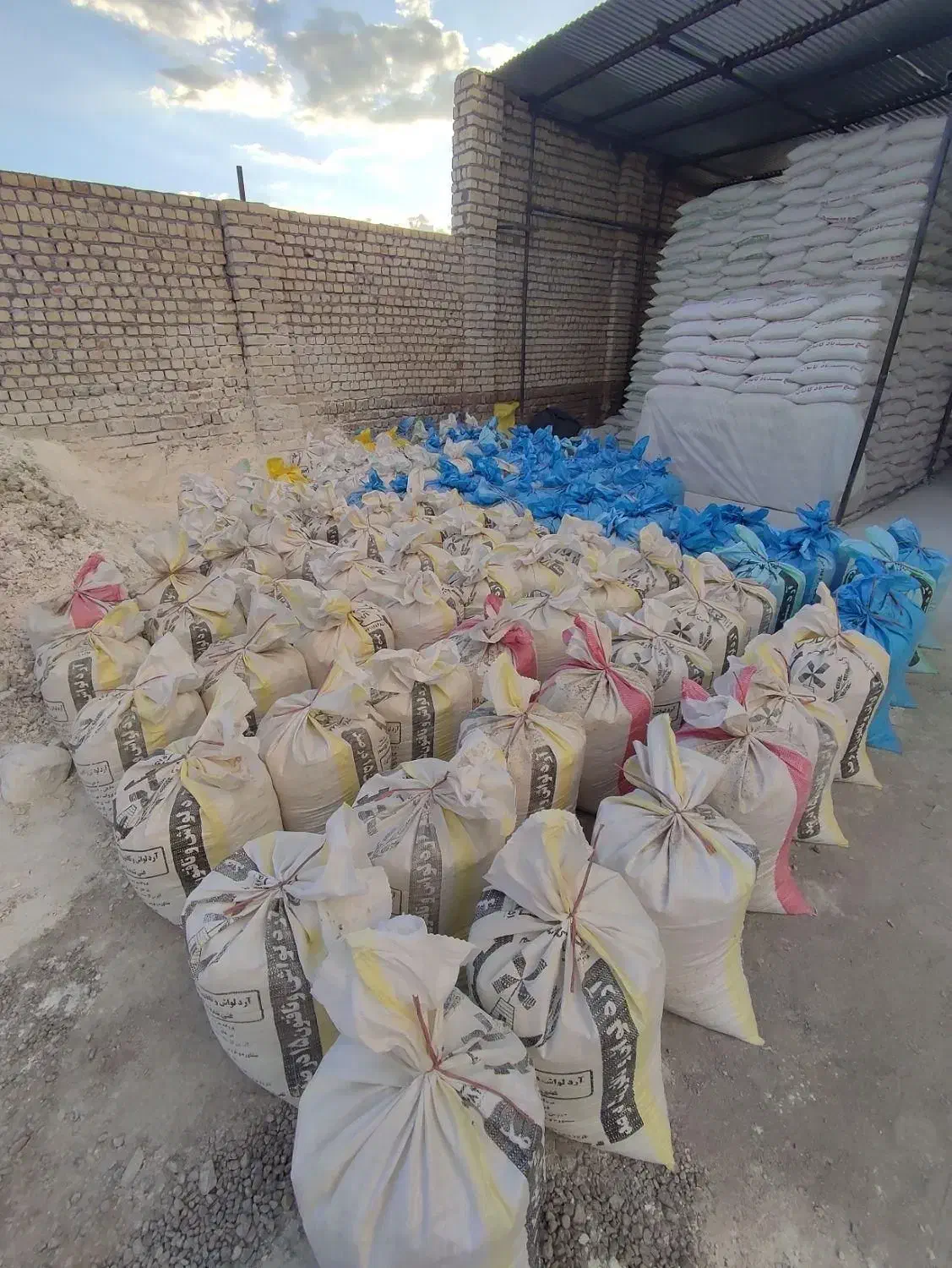 مصالح، سیمان آجر ماسه بلوک گچ پوکه آهک پودر|مصالح و تجهیزات ساختمان|کاشان, شهرک امیرالمومنین|دیوار