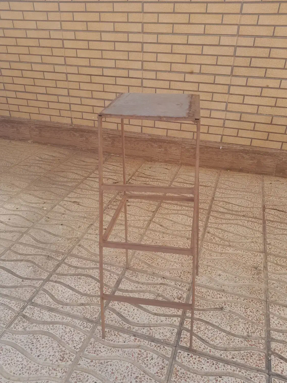 چهار پایه آهنی نو|صندلی و نیمکت|شاهین‌شهر, شهرک گلدیس|دیوار