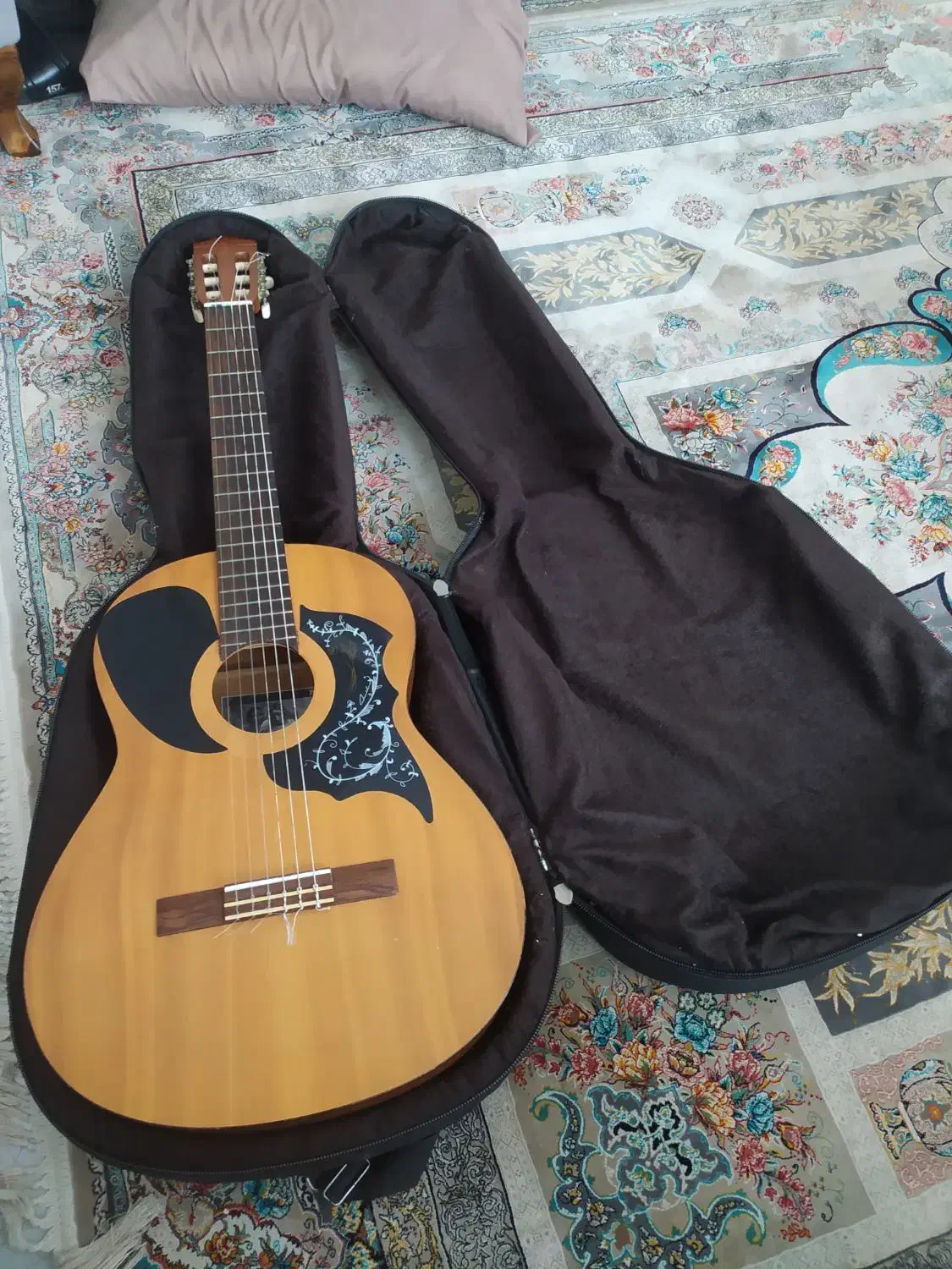 یک عدد گیتار کاملاً سالم وبدون ایراد و دست ساز|گیتار، بیس، امپلیفایر|چالوس, |دیوار