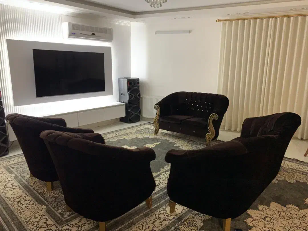 مبل در حد نو 7نفره به همراه ویترین و میز گرد|مبلمان خانگی و میز عسلی|آمل, |دیوار