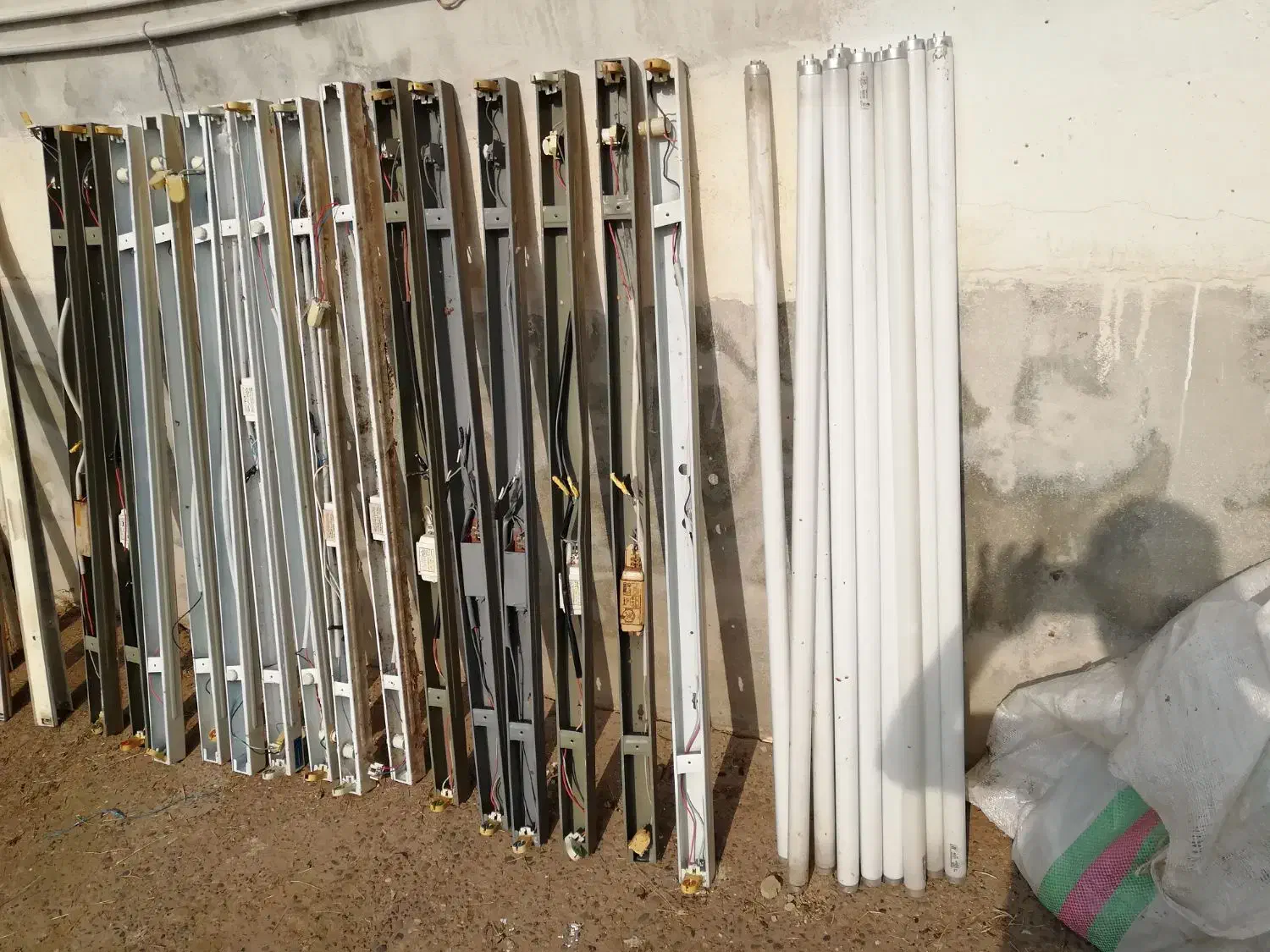 فروش قاب مهتابی در خرده فروشی|لامپ و چراغ|کوچصفهان, |دیوار