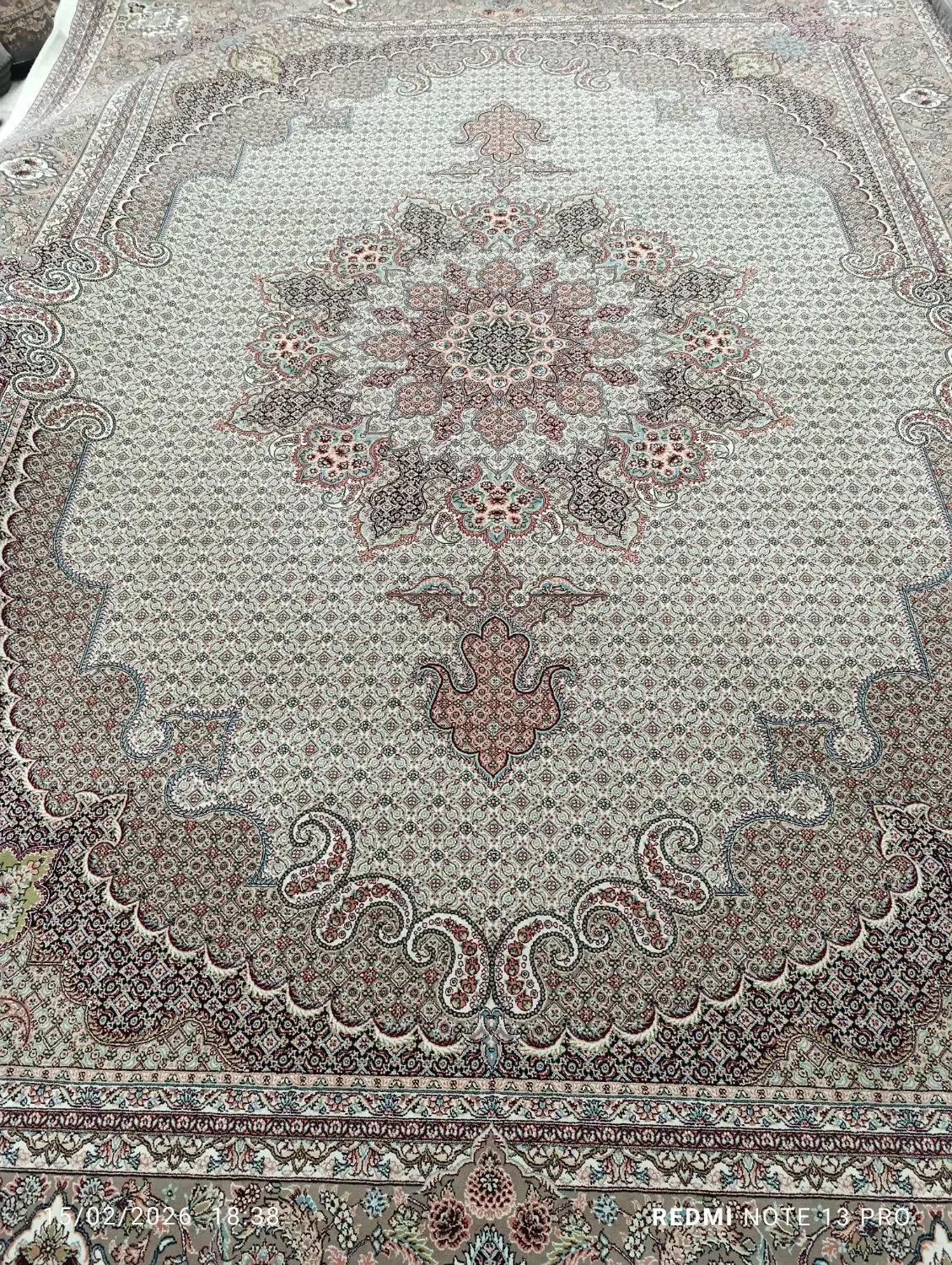 فرش ریزی ماهی درحد|فرش|قائن, |دیوار